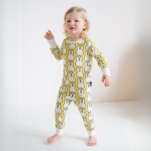 Niño con el conjunto de pijama de bambú para niños Miffy «Hello Yellow»