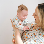 Bambino con indosso il ZIPSTER x Miffy Checkered Bloom in bambù Pagliaccetto