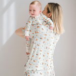 Donna che indossa il completo pigiama da donna Miffy Checkered Bloom in bambù
