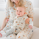 Bambino con indosso il ZIPSTER x Miffy Checkered Bloom in bambù Pagliaccetto