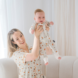 Bambino con indosso il ZIPSTER x Miffy Checkered Bloom in bambù Pagliaccetto