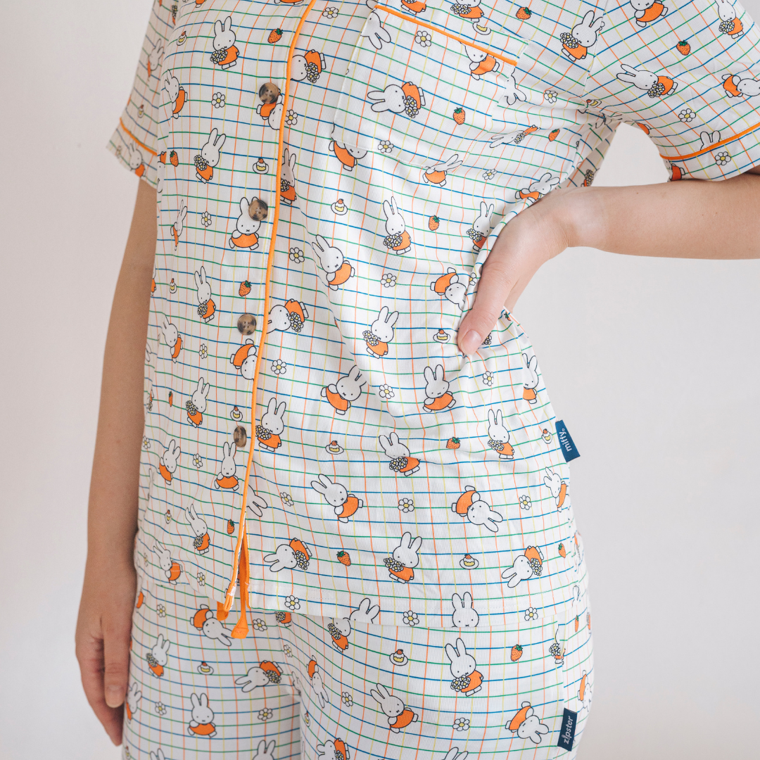 Donna che indossa il completo pigiama da donna Miffy Checkered Bloom in bambù