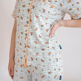Donna che indossa il completo pigiama da donna Miffy Checkered Bloom in bambù