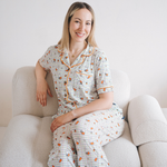 Donna che indossa il completo pigiama da donna Miffy Checkered Bloom in bambù