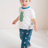 Bambino che indossa la maglietta bianca Miffy maglietta per bambini con Miffy stampa