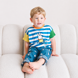 Enfant portant le t-shirt rayé à col roulé pour enfant Miffy de la collection « Move »