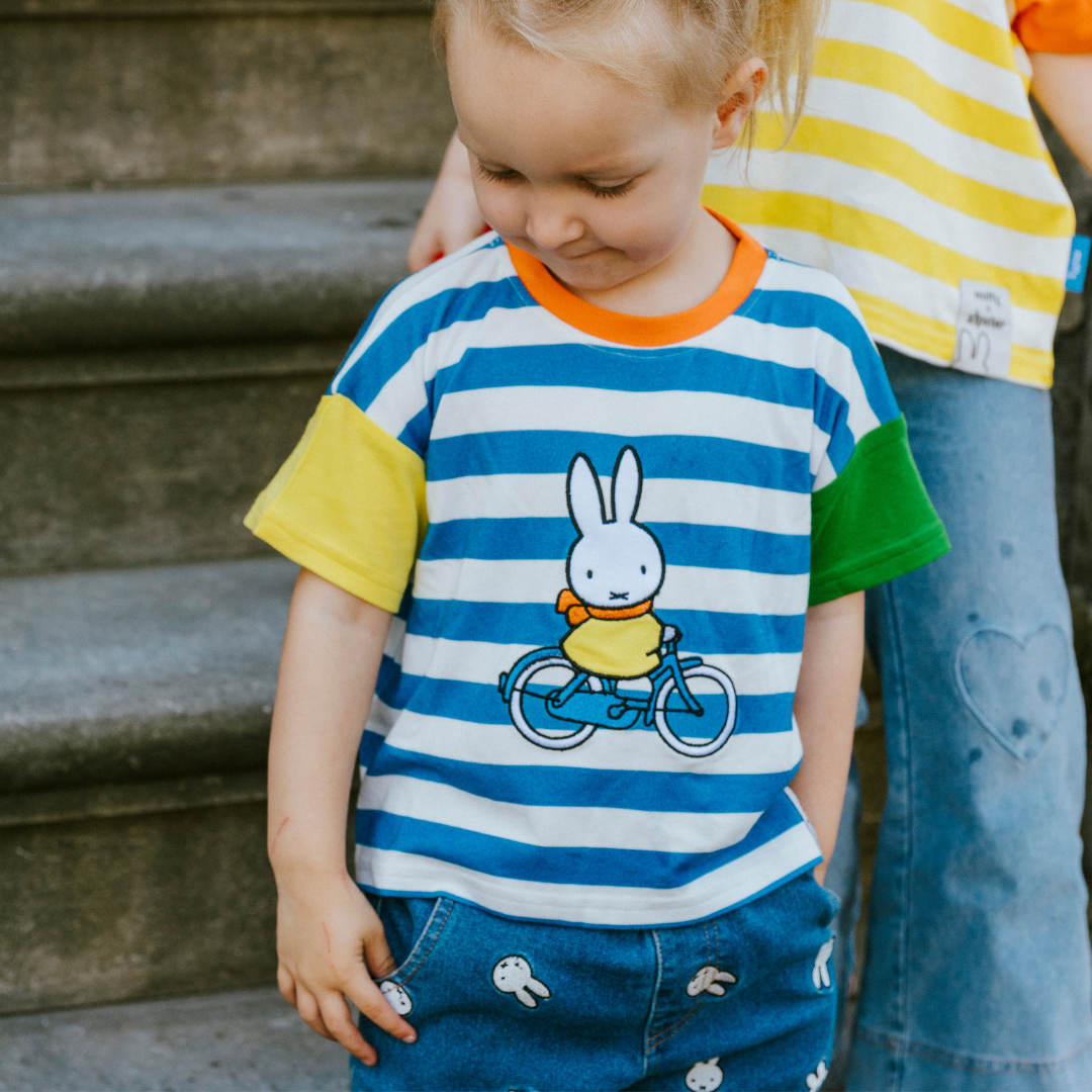 Enfant portant le t-shirt rayé à col roulé pour enfant Miffy de la collection « Move »
