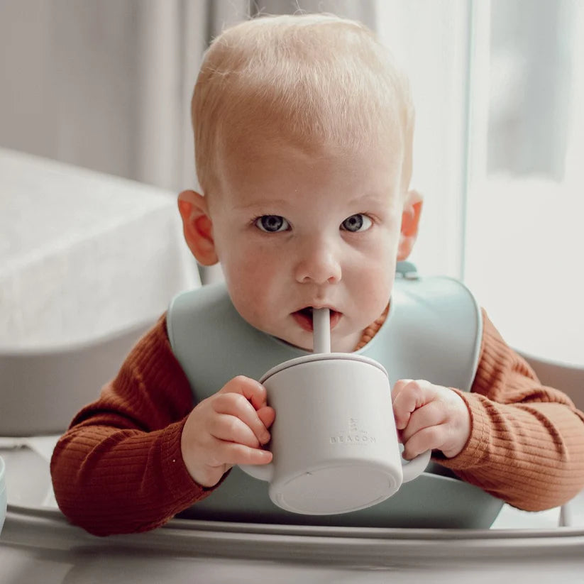 Tasse en silicone avec poignée et paille