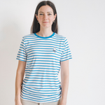 Vrouw die het nijntje gestreepte borstvoedings-T-shirt met verborgen borstvoedingsritsen draagt