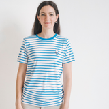 Vrouw die het nijntje gestreepte borstvoedings-T-shirt met verborgen borstvoedingsritsen draagt