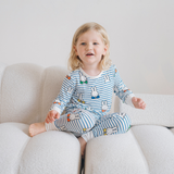 Bambino che indossa il completo pigiama in bambù Miffy Peek-a-Boo Blue della linea per bambini