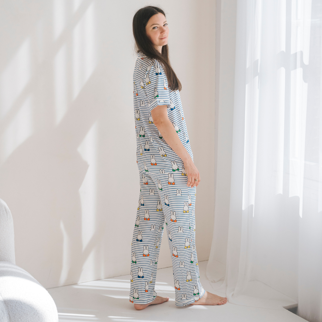 Femme portant l'ensemble de pyjama en bambou « Ladies Miffy Peek-a-Boo Blue »