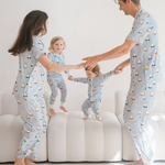 Femme portant l'ensemble de pyjama en bambou « Ladies Miffy Peek-a-Boo Blue »