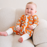 Baby im ZIPSTER x Miffy Daisy Days Bambus-Strampler