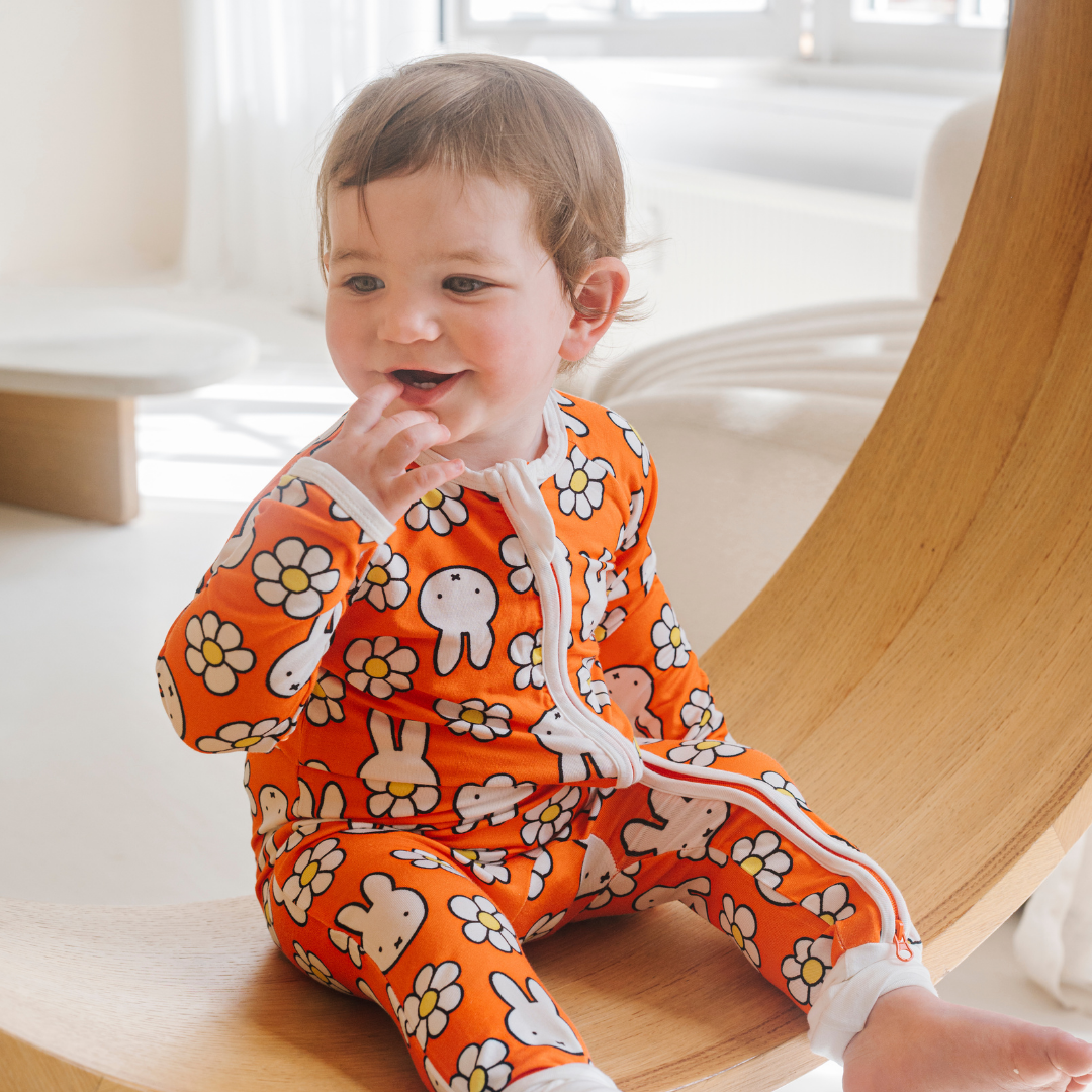 Baby im ZIPSTER x Miffy Daisy Days Bambus-Strampler