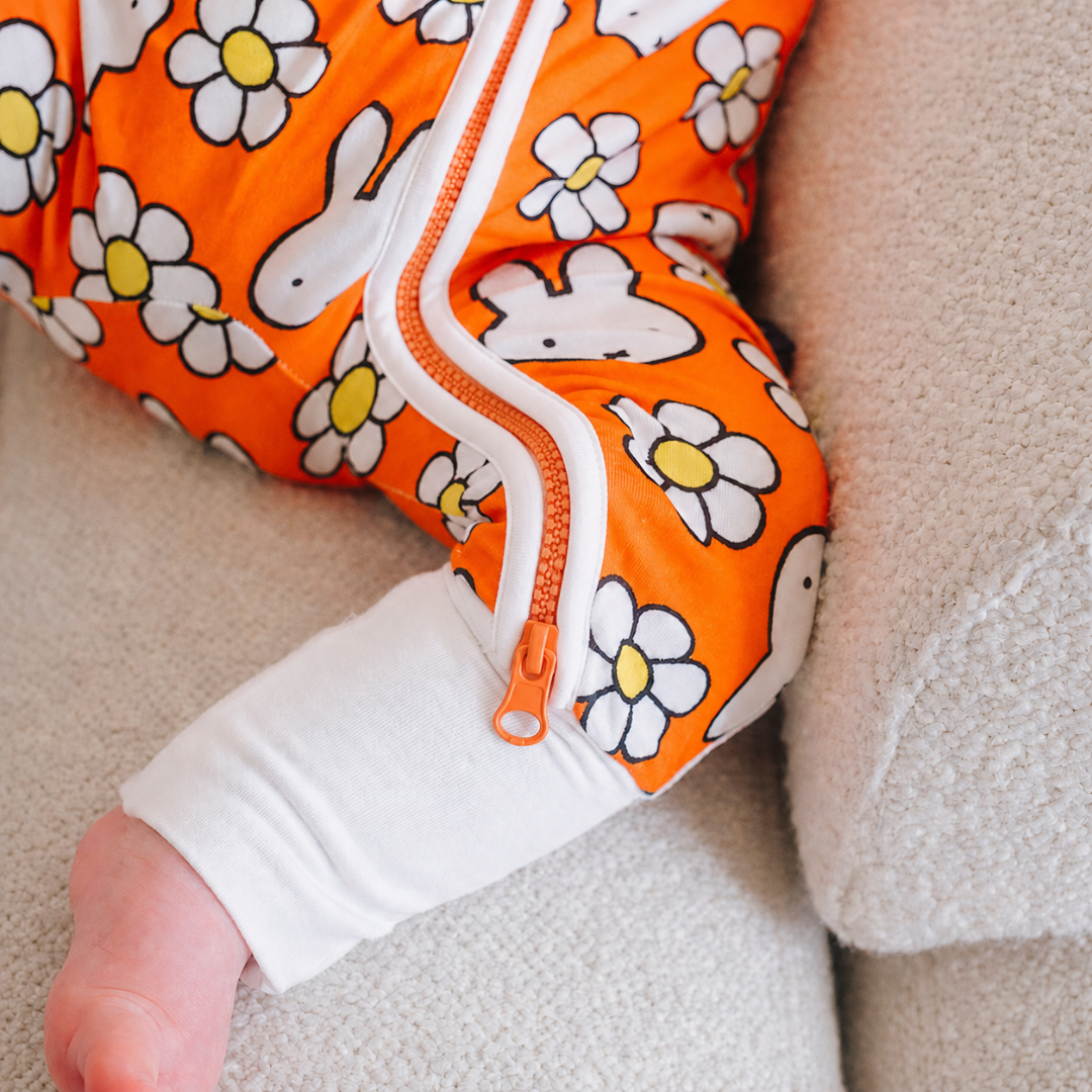 Baby im ZIPSTER x Miffy Daisy Days Bambus-Strampler