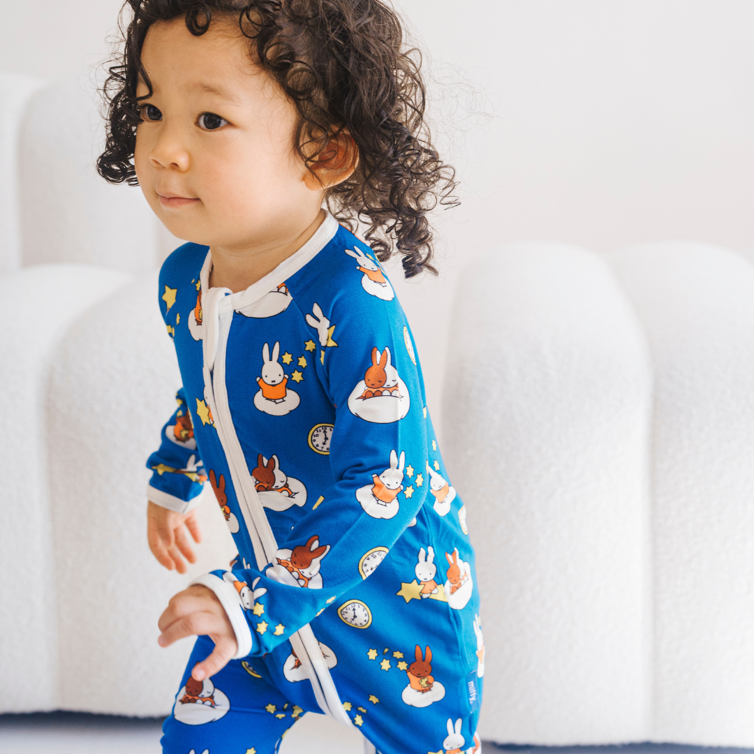 Bébé porté dans le ZIPSTER x Miffy gigotine en bambou Starry Sleep