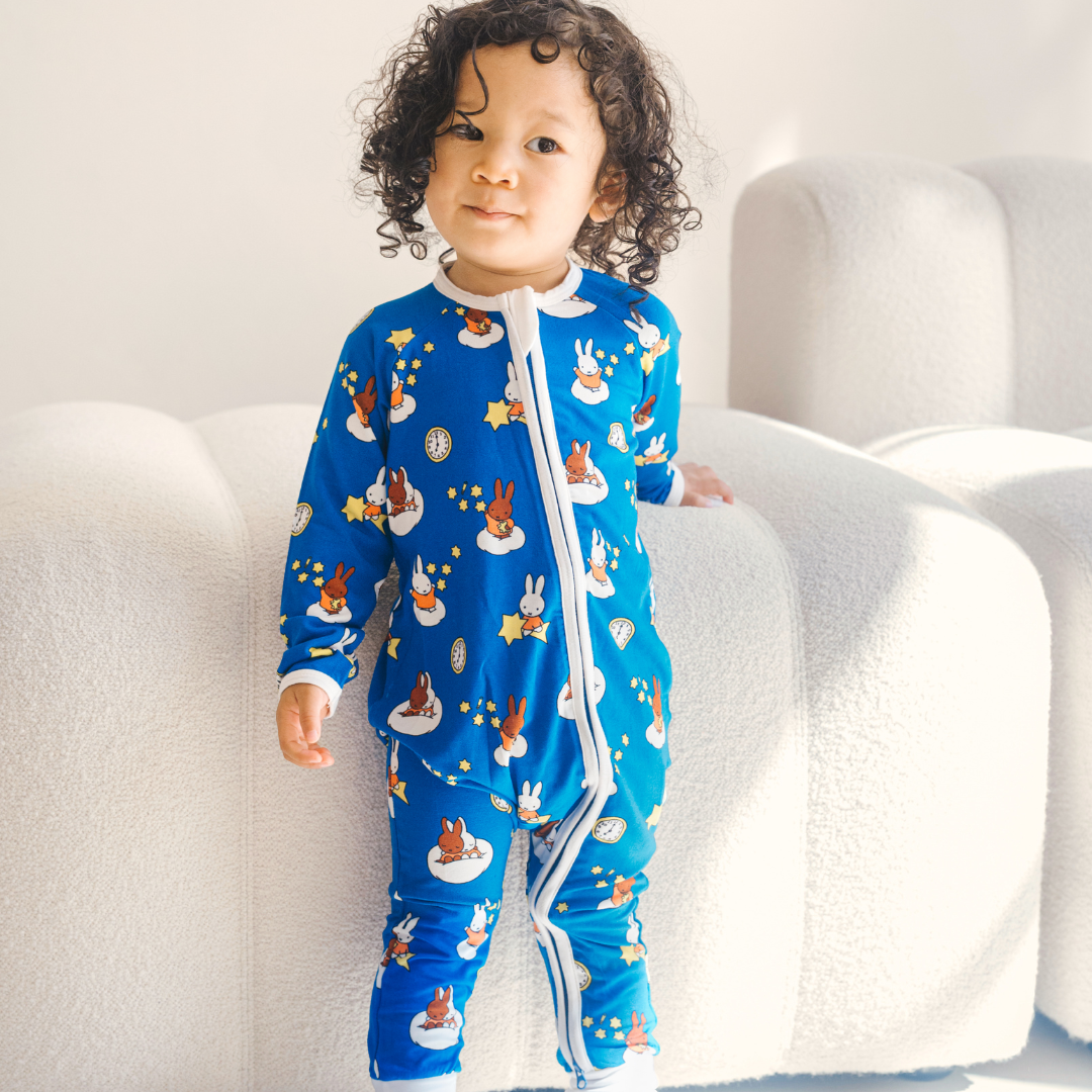 Bébé porté dans le ZIPSTER x Miffy gigotine en bambou Starry Sleep