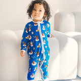 Bébé porté dans le ZIPSTER x Miffy gigotine en bambou Starry Sleep