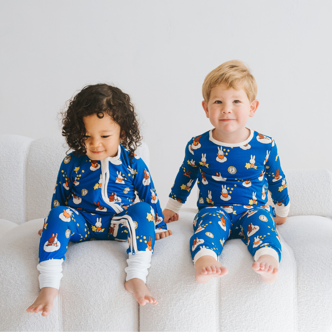 Bébé porté dans le ZIPSTER x Miffy gigotine en bambou Starry Sleep