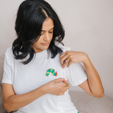 T-Shirt allaitement La chenille qui fait des trous™ Brodé