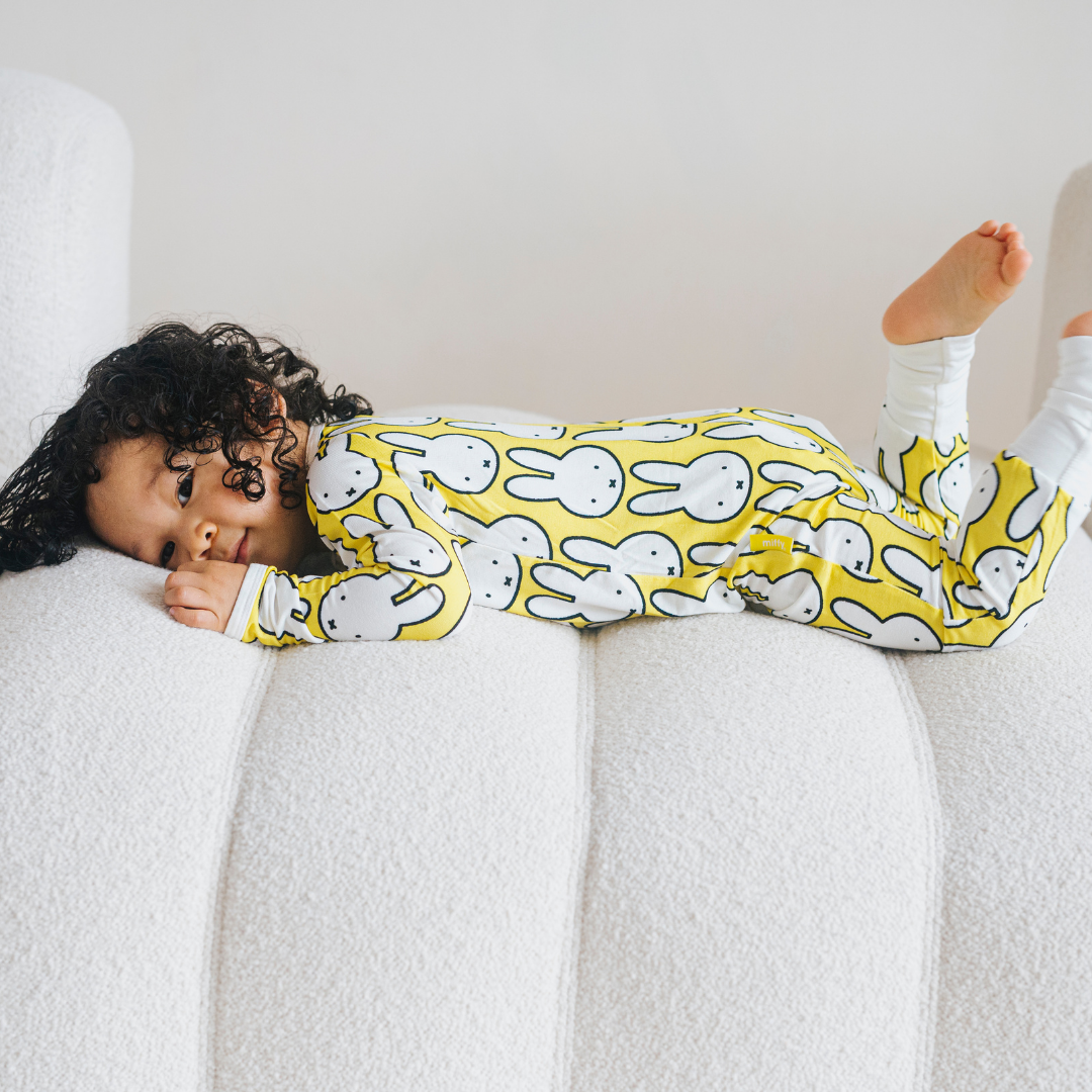 Bébé portant la grenouillère en bambou Hello Yellow ZIPSTER x Miffy