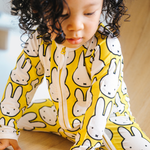 Bébé portant la grenouillère en bambou Hello Yellow ZIPSTER x Miffy