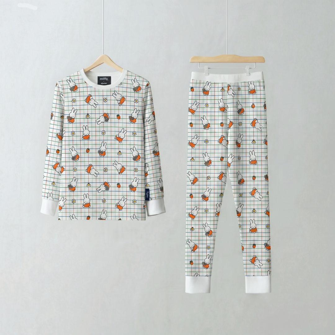 Conjunto de pijama infantil de bambú Miffy «Checkered Bloom», vista frontal