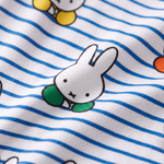 Nahaufnahme des weichen Bambusstoffs des ZIPSTER x Miffy „Peek-a-Boo Blue“-Bambus-Strampler