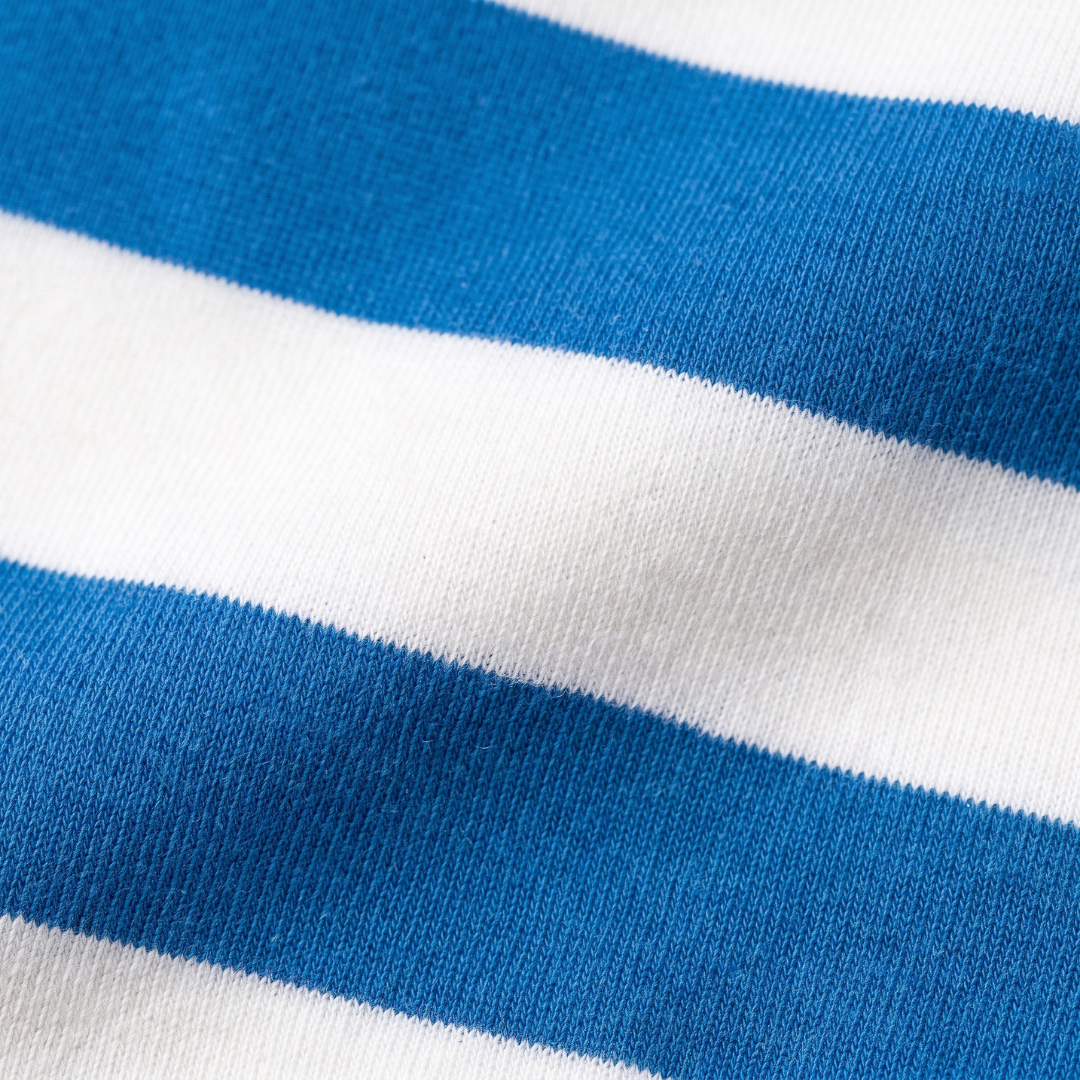 Gros plan sur le tissu en bambou tout doux du t-shirt rayé à col ras du cou pour enfant « Miffy on the Move »
