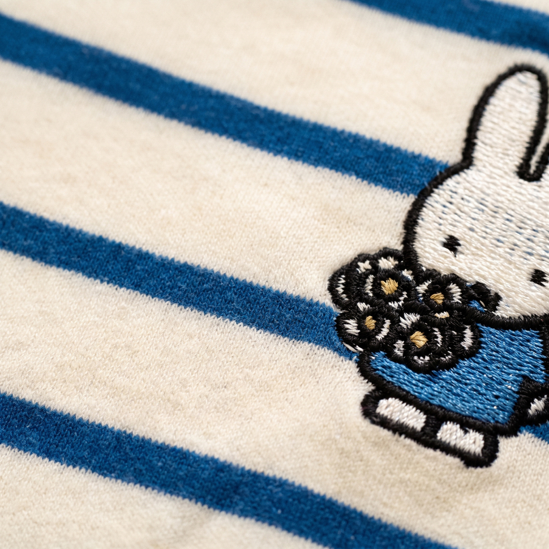 Ontwerpdetail van het nijntje gestreepte borstvoedings-T-shirt met verborgen borstvoedingsritsen