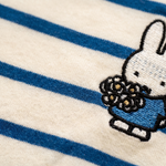Ontwerpdetail van het nijntje gestreepte borstvoedings-T-shirt met verborgen borstvoedingsritsen