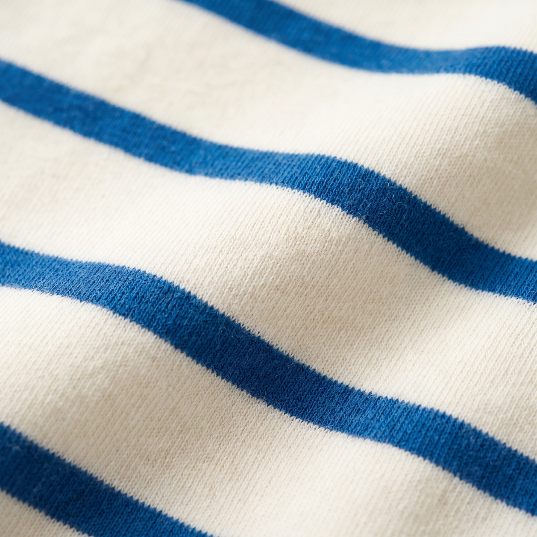 Close-up van de zachte bamboestof van het nijntje gestreepte borstvoeding-T-shirt met verborgen borstvoedingsritsen