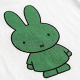 Dettaglio del design della maglietta bianca Miffy con stampa verde Miffy
