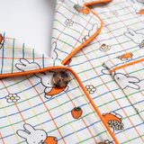 Dettaglio di design del set pigiama da donna Miffy Checkered Bloom in bambù