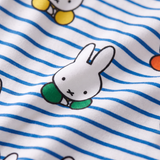 Gros plan sur le tissu en bambou tout doux de l'ensemble de pyjama pour femme Miffy « Peek-a-Boo Blue » en bambou