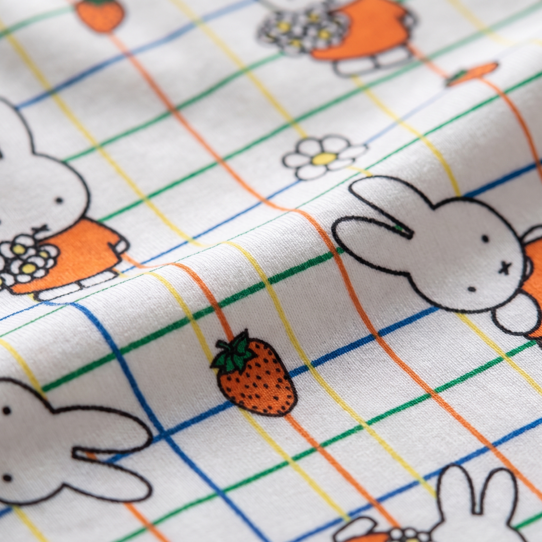 Primo piano sul morbido tessuto di bambù del ZIPSTER x Miffy Checkered Bloom in bambù Pagliaccetto