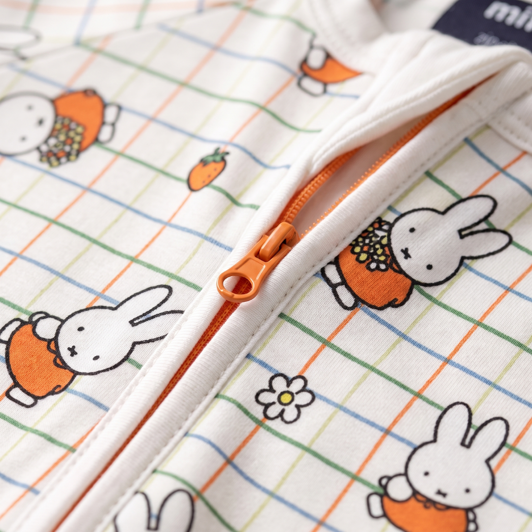 Dettaglio con cerniera a doppio cursore su ZIPSTER x Miffy Bambù a quadri Bloom Pagliaccetto