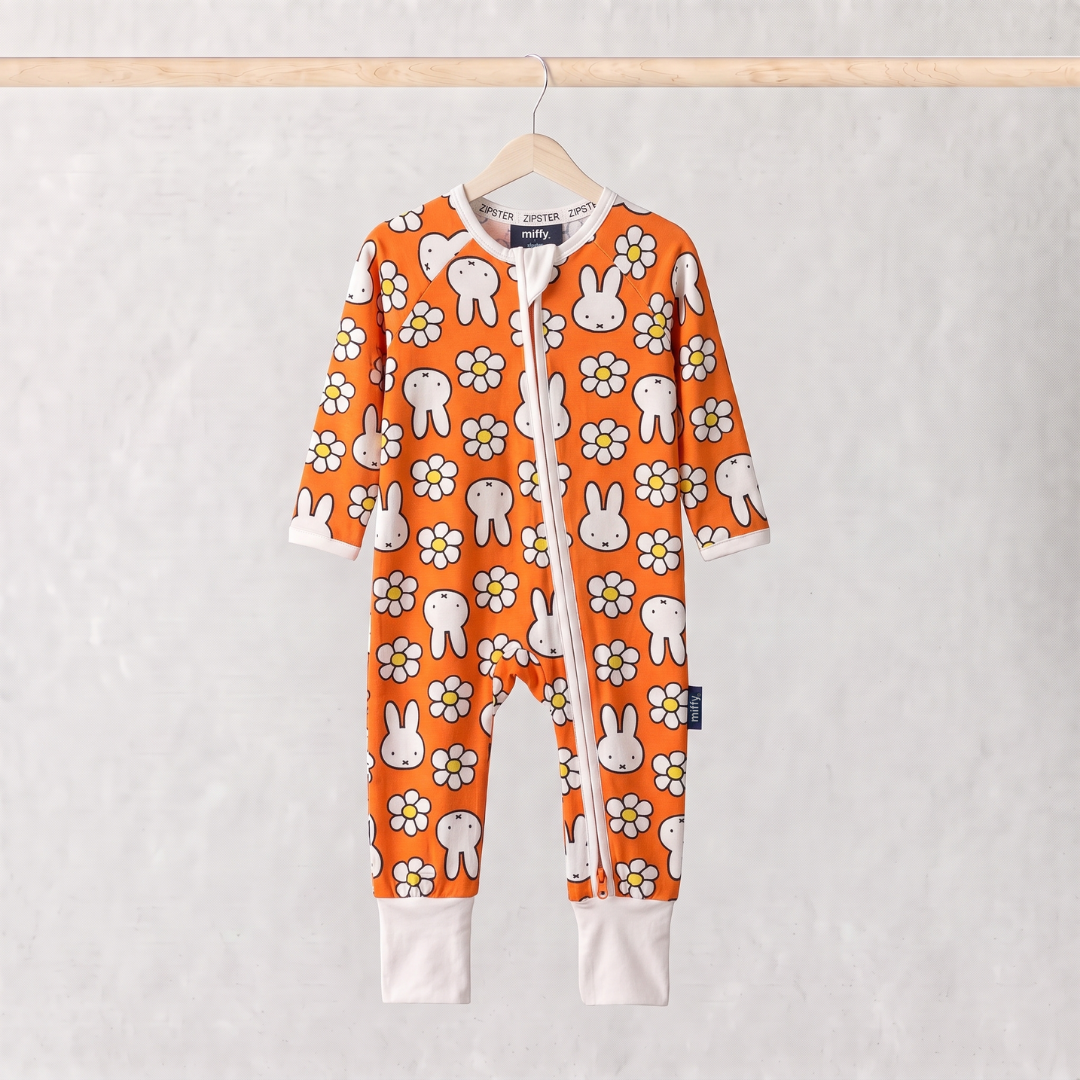 ZIPSTER x Miffy Daisy Days Bambus-Strampler, Vorderansicht