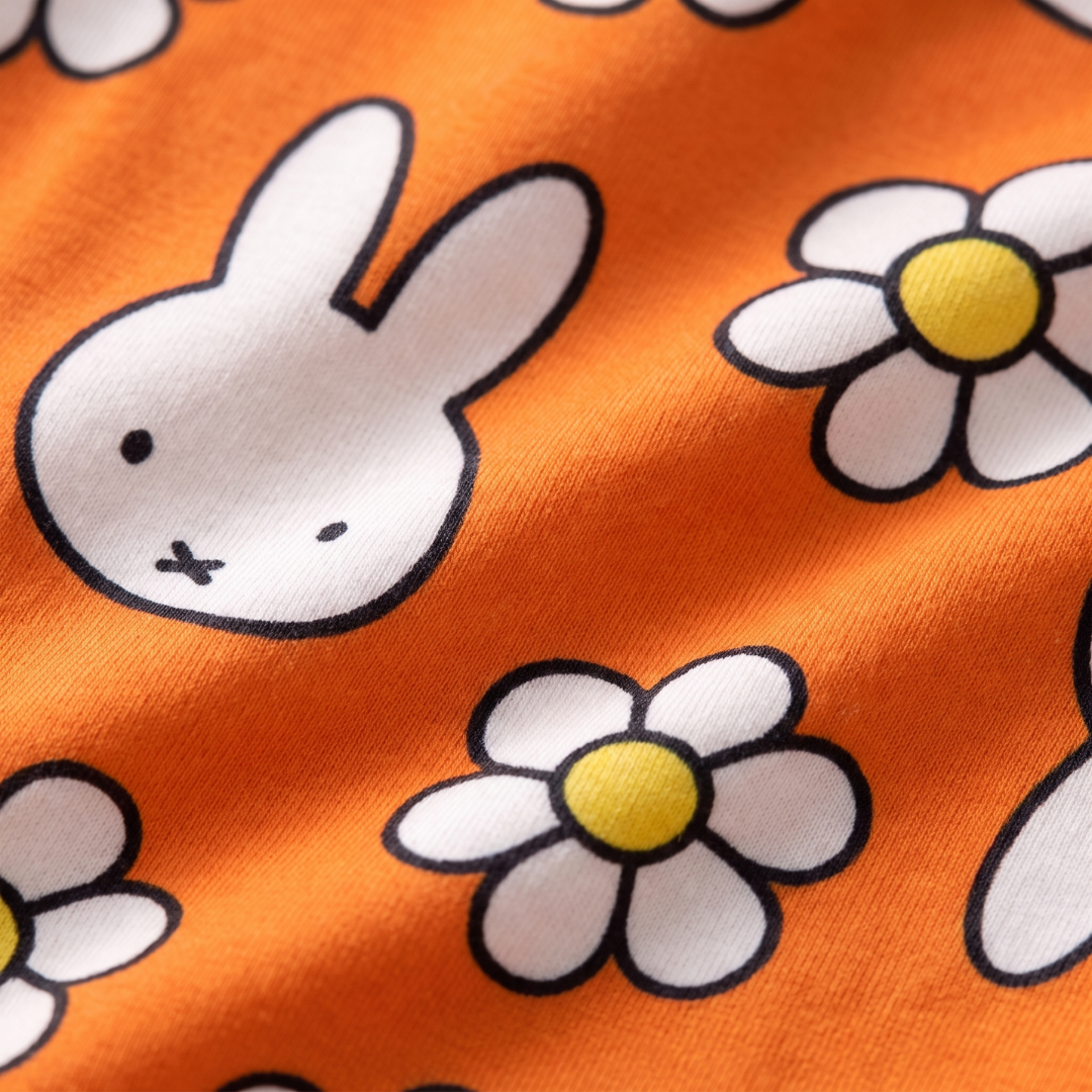 Nahaufnahme des weichen Bambusstoffs des Bambus-Pyjama-Sets „Daisy Days“ für Kinder von Miffy