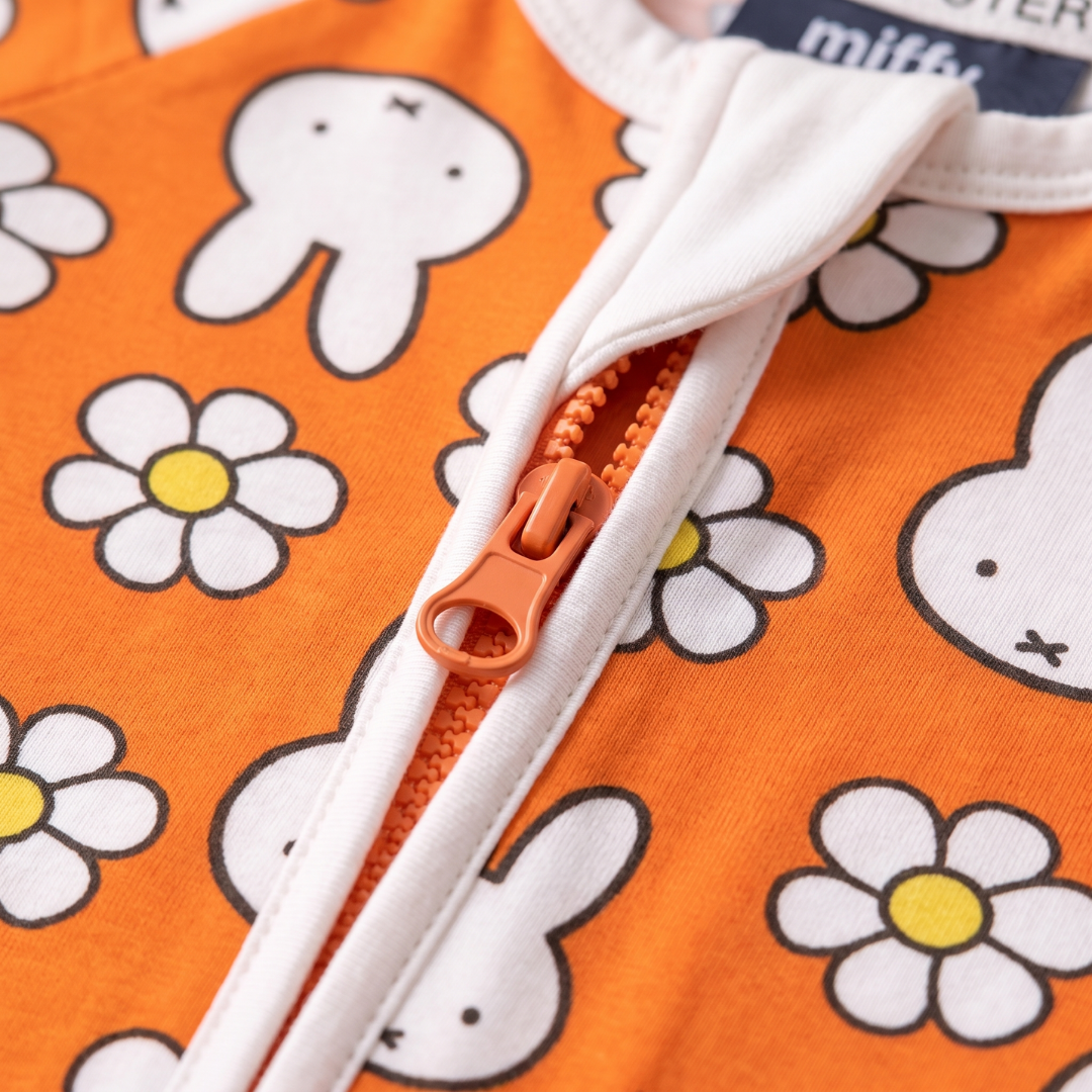Reißverschluss in beide Richtungen am ZIPSTER x Miffy „Daisy Days“-Bambus-Strampler