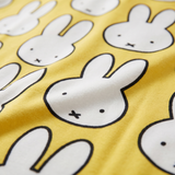 Gros plan sur le tissu en bambou tout doux de la grenouillère ZIPSTER x Miffy grenouillère en bambou Hello Yellow